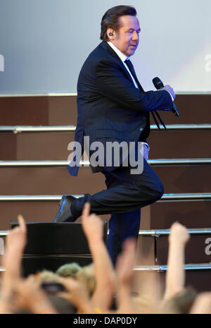 Deutscher Sänger Roland Kaiser auf der Bühne und beginnt seine Tour durch elf deutsche Städte im IGA-Park in Rostock, Deutschland, 16. Juli 2011. Nach Angaben der Veranstalter kamen mehr als 13.000 Fans zum Konzert. "Alles ist möglich" ("Alles ist Doppelhuebe") ist der Titel der 59-Year-Old es erste Tour nach seinem erfolgreichen Lungentransplantation im Februar 2010. Foto: Bernd Wuest Stockfoto