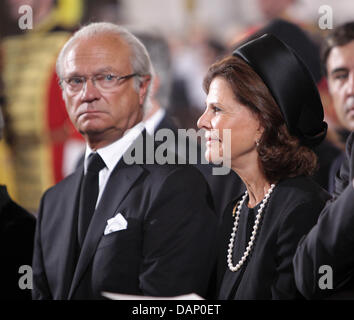 Der schwedische König Carl Gustaf und Königin Silvia besuchen die Beerdigung von seine kaiserliche königliche Hoheit Erzherzog Otto von Habsburg an den Stephansdom in Wien, Österreich, 16. Juli 2011. Foto: Albert Nieboer/RoyalPress Niederlande Stockfoto