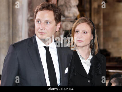 Prinz Georg Friedrich von Preussen und seine Verlobte Prinzessin Sophie von Ysenburg besuchen die Beerdigung von seine kaiserliche königliche Hoheit Erzherzog Otto von Habsburg an den Stephansdom in Wien, Österreich, 16. Juli 2011. Foto: Albert Nieboer/RoyalPress Niederlande Stockfoto