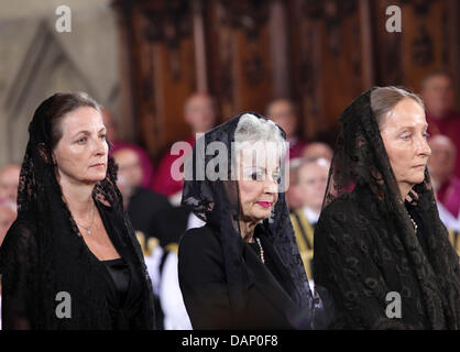 Töchter des Erzherzogs an die Beerdigung von seine kaiserliche königliche Hoheit Erzherzog Otto von Habsburg an den Stephansdom in Wien, Österreich, 16. Juli 2011 teilnehmen. Foto: Albert Nieboer/RoyalPress Niederlande Stockfoto