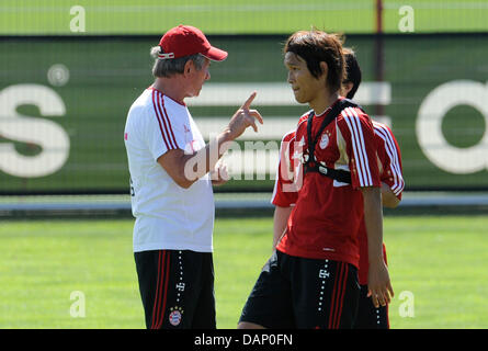 Neuer FC Bayern München Spieler Takashi Usami (R) lauscht seinem Trainer Jupp Heynckes (L) während des Trainings in der Bundesliga-Verein Trainig Einrichtungen in München, Deutschland, 17. Juli 2011. Der 19 Jahre alte japanische Spieler wird in dieser Saison ausgeliehen werden. Foto: Andreas Gebert Stockfoto