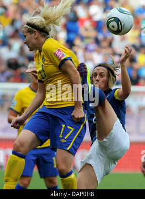 Schwedens Lisa Dahlkvist (l) und Frankreichs Sandrine Soubeyrand wetteifern um den Ball bei der FIFA Frauen WM-dritten Platz Fußballspiel zwischen Schweden und Frankreich an den Rhein-Neckar-Arena in Sinsheim, Deutschland 16. Juli 2011. Foto: Arne Dedert Dpa/lsw Stockfoto