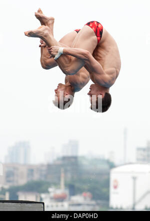 Sascha Klein (L) und Patrick Hausding in Aktion im 10-Meter-Syncro Plattform vorläufig an den FINA Schwimmweltmeisterschaften 2011 in Shanghai, China, 17. Juli 2011 Deutschlands. Foto: Bernd Thissen dpa Stockfoto