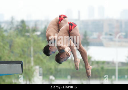 Deutschlands Sascha Klein (R) und Patrick Hausding in Aktion im 10-Meter-Syncro Plattform vorläufig an den FINA Schwimmweltmeisterschaften 2011 in Shanghai, China, 17. Juli 2011. Foto: Bernd Thissen dpa Stockfoto