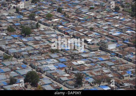 Notunterkünfte stehen in weiten Teilen von Port-au-Prince, Haiti, 17. Juli 2011. Der deutsche Außenminister Guido Westerwelle ist zu einem eintägigen Besuch in Haiti. Unter anderem wird ein Erdbeben-Frühwarnsystem übergeben werden. Foto: Soeren Stache Stockfoto