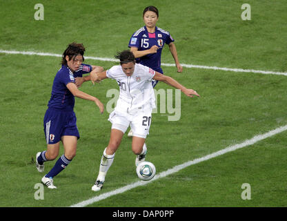 Japans Saki Kumagai (L) und Aya Sameshima (hinten) und Amerikas Abby Wambach (C) wetteifern um die Kugel während der FIFA Frauen WM Finale Fußballspiel zwischen Japan und den USA bei der FIFA WM-Stadion in Frankfurt Am Main, Deutschland 17. Juli 2011. Foto: Roland Holschneider Dpa/Lhe +++(c) Dpa - Bildfunk +++ Stockfoto