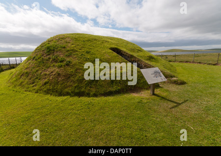 Die gekammerten Grab von Unstan auf Orkney Festland mit Loch Stenness im Hintergrund. Stockfoto