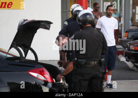 16. Juli 2013 - Los Angeles, CA, US - Polizei suchen den Kofferraum Rapper Nipsey Hustle Autos. Hektik war von der Polizei in Leimert Park nach angeblich schwingt eine Waffe, die nicht am Tatort gefunden wurde gestoppt. Polizei durchsucht sein Auto, ein Messer gefunden und verhaftet ihn. Es waren ca. 15-20 Polizei Autos und Motorräder am Tatort. Die Verhaftung trat als Proteste über Zimmerman Freispruch im Leimert Park inmitten starker Polizeipräsenz fortgesetzt. (Bild Kredit: Krista Kennell/ZUMAPRESS.com ©) Stockfoto