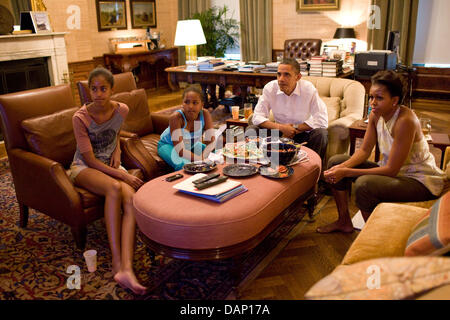 HANDOUT - das Weiße Haus Handout Bild vom 17. Juli 2011, zeigt Präsident Barack Obama und seine Töchter Sasha und Malia, beobachten die Fußball-Weltmeisterschaft zwischen den USA und Japan, aus dem Vertrag Zimmer-Büro in der Residenz des weißen Hauses, Washington, USA entsprechen. (Offizielle White House Photo by Pete Souza) Stockfoto