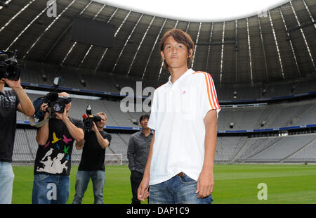 Japanischer Fußballspieler und neues Mitglied des Bundesligisten FC Bayern München, Takashi Usami ist offiziell der Öffentlichkeit vorgestellt in der Allianz Arena in München, Deutschland, 18. Juli 2011. Der 19-Year-Old-Spieler ist auf Leihbasis für ein Jahr. Foto: Andreas Gebert Stockfoto