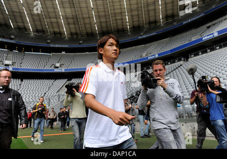 Japanischer Fußballspieler und neues Mitglied des Bundesligisten FC Bayern München, Takashi Usami ist offiziell der Öffentlichkeit vorgestellt in der Allianz Arena in München, Deutschland, 18. Juli 2011. Der 19-Year-Old-Spieler ist auf Leihbasis für ein Jahr. Foto: Andreas Gebert Stockfoto