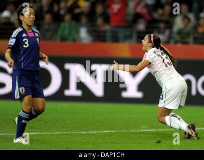 USAS Alex Morgan feiert erzielte das 0-1 Ziel während der FIFA Frauen WM Finale Fußballspiel zwischen Japan und den USA bei der FIFA WM-Stadion in Frankfurt Am Main, Deutschland 17. Juli 2011. Foto: Federico Gambarini Dpa/lhe Stockfoto