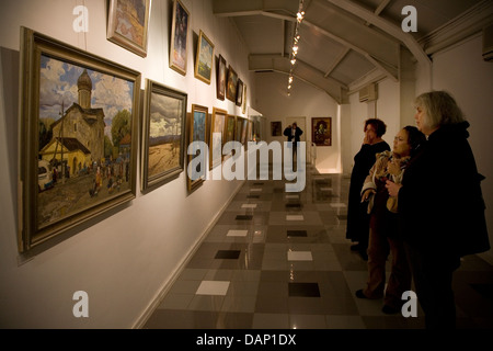 Besucher sehen Sie eine private Sammlung sakraler Kunst am Hazendal Wine Estate, Stellenbosch. Stockfoto