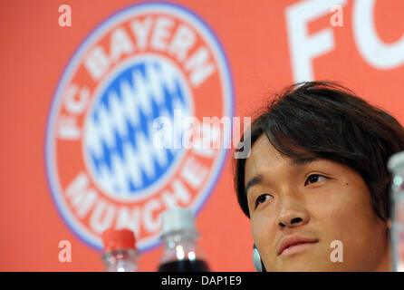 Takashi Usami, japanische Spieler und neues Mitglied des Bundesligisten FC Bayern München, ist die Öffentlichkeit mit einer Pressekonferenz in der Allianz Arena in München, Deutschland, 18. Juli 2011 vorgestellt. Der 19-Year-Old-Spieler ist auf Leihbasis für ein Jahr. Foto: Andreas Gebert Stockfoto