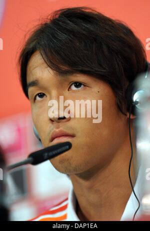 Takashi Usami, japanische Spieler und neues Mitglied des Bundesligisten FC Bayern München, ist die Öffentlichkeit mit einer Pressekonferenz in der Allianz Arena in München, Deutschland, 18. Juli 2011 vorgestellt. Der 19-Year-Old-Spieler ist auf Leihbasis für ein Jahr. Foto: Andreas Gebert Stockfoto