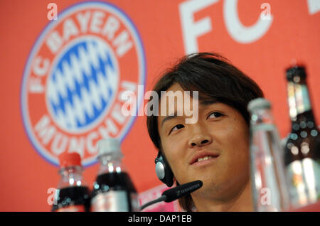 Takashi Usami, japanische Spieler und neues Mitglied des Bundesligisten FC Bayern München, ist die Öffentlichkeit mit einer Pressekonferenz in der Allianz Arena in München, Deutschland, 18. Juli 2011 vorgestellt. Der 19-Year-Old-Spieler ist auf Leihbasis für ein Jahr. Foto: Andreas Gebert Stockfoto