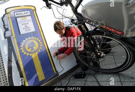Werner Schneider veranschaulicht, wie eine solar-Ladestation für e-Bikes (Elektrofahrräder) in Frankfurt Main, Deutschland, 30. März 2009. Jedes zehnte Fahrrad in Deutschland wird elektrisch angetrieben durch Strom aus erneuerbaren Energien - das ist die Vision von der Stadt Frankfurt für das Jahr 2025. Foto: Arne Dedert. Stockfoto
