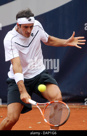 Italienischer Tennisspieler Potito Starace schlägt den Ball während eines ATP-Match gegen Tschechische Spieler Lukas Rosol am Rothenbaum in Hamburg, Deutschland, 18. Juli 2011. Foto: Malte Christen Stockfoto