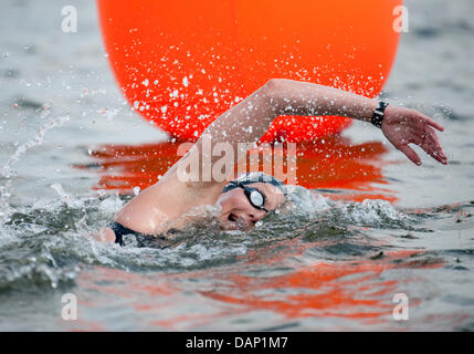 Keri Anne Michelle Payne aus Großbritannien konkurriert in der 10 km auf dem offenen Wasser an den FINA Schwimmweltmeisterschaften 2011 in Shanghai, China, 19. Juli 2011. Sie machte den ersten Platz. Foto: Bernd Thissen Dpa +++(c) Dpa - Bildfunk +++ Stockfoto