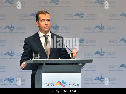 Russischen Präsidenten Dmitry Medvedev spricht während der Schließung Plenarsitzung des Petersburger Dialogs in Hannover, 19. Juli 2011. Dmitry Medvedev trafen sich Bundeskanzlerin Merkel an den 13. deutsch-russischen Regierungskonsultationen in Hannover-Garbsen am 18. und 19. Juli 2011. Foto: PETER STEFFEN Stockfoto