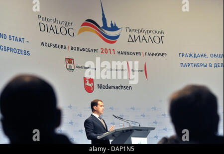 Russischen Präsidenten Dmitry Medvedev spricht während der Schließung Plenarsitzung des Petersburger Dialogs in Hannover, 19. Juli 2011. Dmitry Medvedev trafen sich Bundeskanzlerin Merkel an den 13. deutsch-russischen Regierungskonsultationen in Hannover-Garbsen am 18. und 19. Juli 2011. Foto: PETER STEFFEN Stockfoto
