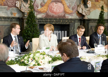 HANDOUT - das Bundespresseamt Handout Bild vom 19. Juli 2011, zeigt deutsche und russische Politiker unter der Leitung von Bundeskanzlerin Angela Merkel und der russische Präsident Dmitri Medwedew (L), Teilnahme an der Plenarsitzung des deutsch-russischen Regierungskonsultationen im Ballsaal die Galerie am großen Garten in Hannover.   Foto: Bundespresseamt / H Stockfoto