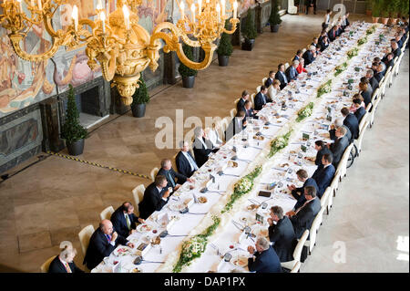 Ein Handout Bild vom 19. Juli 2011 zeigt deutsche und russische Politiker, die Teilnahme an einer Plenarsitzung des deutsch-russischen Regierungskonsultationen unter der Leitung von Bundeskanzlerin Angela Merkel und der russische Präsident Dmitri Medvedev im Ballroom die Galerie in der große Garten in Hannover. Foto: BUNDESPRESSEAMT / nur zu redaktionellen Zwecken Stockfoto