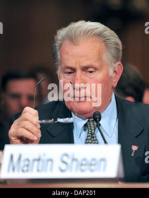 Schauspieler Martin Sheen bezeugt im Rahmen einer Anhörung vor dem United States Senate Committee on der Justiz-Unterausschuss für Kriminalität und Terrorismus auf "Drogen- und Veteranen Behandlung Gerichte: Suche nach Cost-Effective Lösungen für öffentliche Sicherheit zu schützen und Verringerung der Rückfälligkeit" in Washington, USA, am 19. Juli 2011. Foto: Ron Sachs/CNP Stockfoto