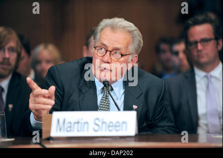 Schauspieler Martin Sheen bezeugt im Rahmen einer Anhörung vor dem United States Senate Committee on der Justiz-Unterausschuss für Kriminalität und Terrorismus auf "Drogen- und Veteranen Behandlung Gerichte: Suche nach Cost-Effective Lösungen für öffentliche Sicherheit zu schützen und Verringerung der Rückfälligkeit" in Washington, USA, am 19. Juli 2011. Foto: Ron Sachs/CNP Stockfoto