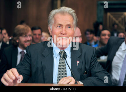 Schauspieler Martin Sheen bezeugt im Rahmen einer Anhörung vor dem United States Senate Committee on der Justiz-Unterausschuss für Kriminalität und Terrorismus auf "Drogen- und Veteranen Behandlung Gerichte: Suche nach Cost-Effective Lösungen für öffentliche Sicherheit zu schützen und Verringerung der Rückfälligkeit" in Washington, USA, am 19. Juli 2011. Foto: Ron Sachs/CNP Stockfoto