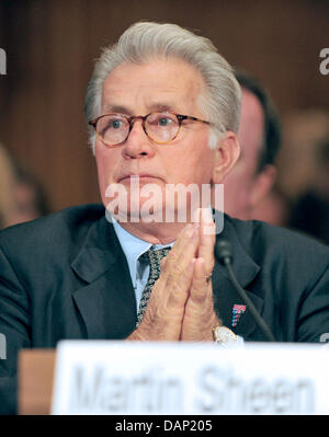 Schauspieler Martin Sheen bezeugt im Rahmen einer Anhörung vor dem United States Senate Committee on der Justiz-Unterausschuss für Kriminalität und Terrorismus auf "Drogen- und Veteranen Behandlung Gerichte: Suche nach Cost-Effective Lösungen für öffentliche Sicherheit zu schützen und Verringerung der Rückfälligkeit" in Washington, USA, am 19. Juli 2011. Foto: Ron Sachs/CNP Stockfoto