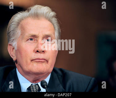 Schauspieler Martin Sheen bezeugt im Rahmen einer Anhörung vor dem United States Senate Committee on der Justiz-Unterausschuss für Kriminalität und Terrorismus auf "Drogen- und Veteranen Behandlung Gerichte: Suche nach Cost-Effective Lösungen für öffentliche Sicherheit zu schützen und Verringerung der Rückfälligkeit" in Washington, USA, am 19. Juli 2011. Foto: Ron Sachs/CNP Stockfoto