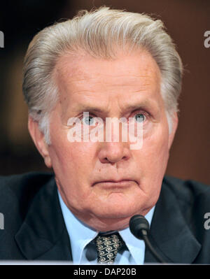 Schauspieler Martin Sheen bezeugt im Rahmen einer Anhörung vor dem United States Senate Committee on der Justiz-Unterausschuss für Kriminalität und Terrorismus auf "Drogen- und Veteranen Behandlung Gerichte: Suche nach Cost-Effective Lösungen für öffentliche Sicherheit zu schützen und Verringerung der Rückfälligkeit" in Washington, USA, am 19. Juli 2011. Foto: Ron Sachs/CNP Stockfoto