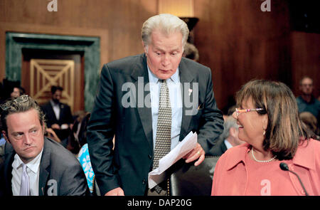 Actor Martin Sheen (C) bereitet sich auf seinen Sitz im Rahmen einer Anhörung vor dem United States Senate Committee on der Justiz-Unterausschuss für Kriminalität und Terrorismus auf bezeugen einzunehmen "Drogen- und Veteranen Behandlung Gerichte: Suche nach Cost-Effective Lösungen für öffentliche Sicherheit zu schützen und Verringerung der Rückfälligkeit" in Washington, USA, am 19. Juli 2011. Von links nach rechts: Matthew Perry, Martin Sheen Stockfoto