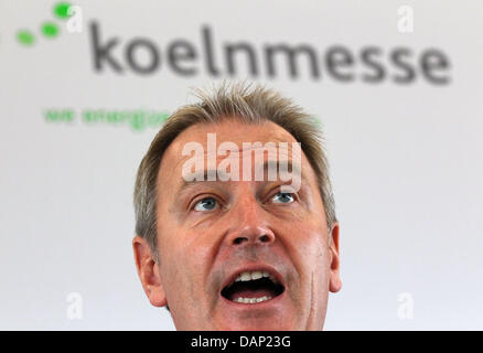 CEO des Vereins Köln Messe, Gerald Boese präsentiert den Umsatz des Unternehmens bei der Bilanz-Pressekonferenz der Koelnmesse in Köln, Deutschland, 20. Juli 2011. Die Kölner Messe Verein hatte ein Minus von 34,1 Millionen Euro im vergangenen Jahr aufgrund der hohen Mietpreise für die Ausstellung-Hallen, fair Kopf Boese berichtet gepostet. Foto: OLIVER BERG Stockfoto