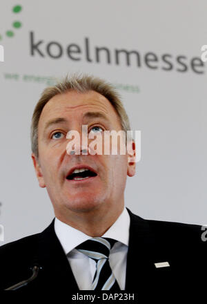 CEO des Vereins Köln Messe, Gerald Boese präsentiert den Umsatz des Unternehmens bei der Bilanz-Pressekonferenz der Koelnmesse in Köln, Deutschland, 20. Juli 2011. Die Kölner Messe Verein hatte ein Minus von 34,1 Millionen Euro im vergangenen Jahr aufgrund der hohen Mietpreise für die Ausstellung-Hallen, fair Kopf Boese berichtet gepostet. Foto: OLIVER BERG Stockfoto