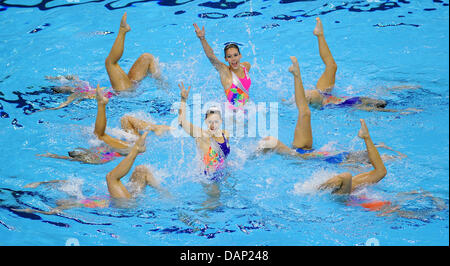 Südafrikas Synchronschwimmerinnen führen in das Synchronschwimmen Team frei Vorrunde bei der FINA schwimmen Weltmeisterschaften 2011 in Shanghai, China, 20. Juli 2011. Foto: Hannibal Dpa +++(c) Dpa - Bildfunk +++ Stockfoto