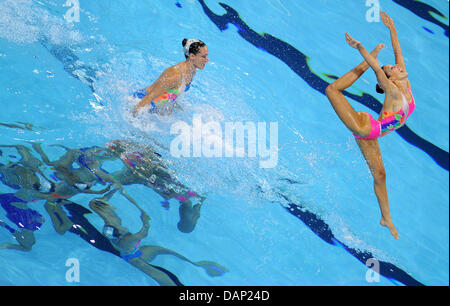 Südafrikas Synchronschwimmerinnen führen in das Synchronschwimmen Team frei Vorrunde bei der FINA schwimmen Weltmeisterschaften 2011 in Shanghai, China, 20. Juli 2011. Foto: Hannibal Dpa +++(c) Dpa - Bildfunk +++ Stockfoto