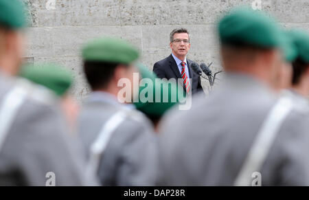 German Defence Minister Thomas de Maiziere spricht bei einer Festveranstaltung im Gedenken an dem gescheiterten Attentat auf Adolf Hitler am 67. Jahrestag des Ereignisses im Gefängnis Plötzensee in Berlin, Deutschland, 20. Juli 2011. Pleotzensee gehört zu den historischen Stätten in Berlin wo des deutschen Widerstands gegen die NS-Diktatur und der Ermordung auf 2 Versuch Stockfoto