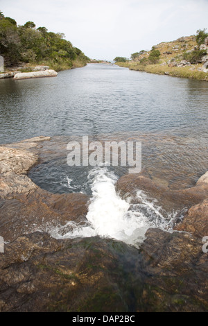 Die unberührte Mkambati Fluss im Mkambati Nature Reserve. Mkambati ist eine einsame Naturschutzgebiet entlang der Eastern Cape Wild Coast. Stockfoto