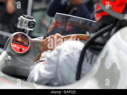 Deutsche Formel1 Rennfahrer Michael Schumacher Mercedes GP sitzt in einem Mercedes Rennwagen Silberpfeil W196 Stromlinie während Medien Warm-Up von Mercedes auf der alten Rennstrecke "Nordschleife" an der F1 Rennstrecke Nürburgring, Nuerburg, 21. Juli 2011. Die Formel 1 Grand Prix von Deutschland statt findet am 24. Juli. Foto: Jan Woitas Dpa/Lrs +++(c) Dpa - Bildfunk +++ Stockfoto