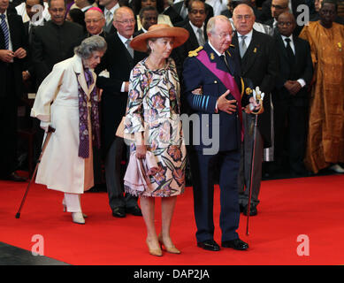 Königin Paola und König Albert II und Königin Fabiola (im Hintergrund L) von Belgien Ankunft im Sankt-Michiels und St. Goedele Kathedrale in Brüssel für das Te Deum während der Feierlichkeiten zum Nationalfeiertag in Belgien, 21. Juli 2011. Foto: A.Ph.van der Werf, Royal Press Europa / Niederlande, Stockfoto