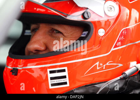 Deutsche Formel1 Rennfahrer Michael Schumacher Mercedes GP gesehen, während eine Media Warm-Up von Mercedes auf das old Race track "Nordschleife" an der F1 Rennstrecke Nürburgring, Nuerburg, 21. Juli 2011. Die Formel 1 Grand Prix von Deutschland statt findet am 24. Juli. Foto: Jan Woitas Dpa/Lrs +++(c) Dpa - Bildfunk +++ Stockfoto