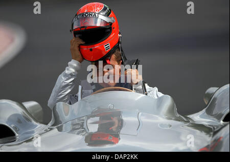 Deutsche Formel1 Rennfahrer Michael Schumacher Mercedes GP sitzt in einem Mercedes Rennwagen Silberpfeil W196 Stromlinie während Medien Warm-Up von Mercedes auf der alten Rennstrecke "Nordschleife" an der F1 Rennstrecke Nürburgring, Nuerburg, 21. Juli 2011. Die Formel 1 Grand Prix von Deutschland statt findet am 24. Juli. Foto: Jan Woitas Dpa/Lrs +++(c) Dpa - Bildfunk +++ Stockfoto