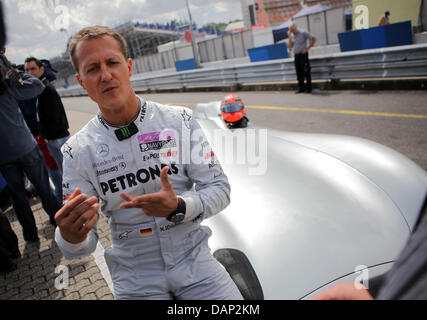 Deutsche Formel1 Rennfahrer Michael Schumacher Mercedes GP Getures während Medien Warm-Up von Mercedes auf der alten Rennstrecke "Nordschleife" beim Formel 1-Rennen verfolgen der Nürburgring, Nuerburg, 21. Juli 2011. Die Formel 1 Grand Prix von Deutschland statt findet am 24. Juli. Foto: Jan Woitas Dpa/Lrs +++(c) Dpa - Bildfunk +++ Stockfoto