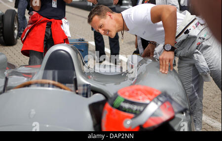 Deutsche Formel1 Rennfahrer Michael Schumacher Mercedes GP sieht in einem Mercedes Rennwagen Silberpfeil W196 Stromlinie während Medien Warm-Up von Mercedes auf der alten Rennstrecke "Nordschleife" an der F1 Rennstrecke Nürburgring, Nuerburg, 21. Juli 2011. Die Formel 1 Grand Prix von Deutschland statt findet am 24. Juli. Foto: Jan Woitas Dpa/Lrs +++(c) Dpa - Bildfunk +++ Stockfoto