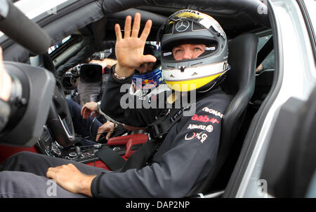 Deutsche Formel1-Fahrer Nico Rosberg von Mercedes GP sitzt in einem Mercedes-Benz C63 AMG auf der alten Rennstrecke track "Nordschleife" an der F1 Rennstrecke Nürburgring, Nuerburg, 21. Juli 2011. Die Formel 1 Grand Prix von Deutschland statt findet am 24. Juli. Foto: Jan Woitas Dpa/Lrs +++(c) Dpa - Bildfunk +++ Stockfoto