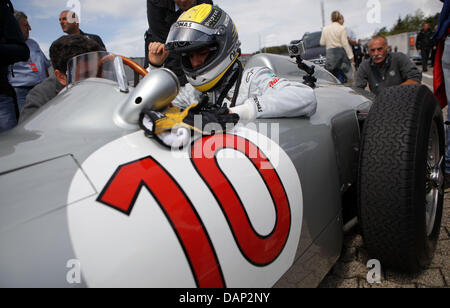 Deutsche Formel1-Fahrer Nico Rosberg von Mercedes GP sitzt in einem Mercedes Rennwagen Silberpfeil W196 während Medien Warm-Up von Mercedes auf der alten Rennstrecke "Nordschleife" an der F1 Rennstrecke Nürburgring, Nuerburg, 21. Juli 2011. Die Formel 1 Grand Prix von Deutschland statt findet am 24. Juli. Foto: Jan Woitas Dpa/Lrs +++(c) Dpa - Bildfunk +++ Stockfoto