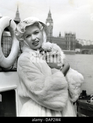 JAYNE MANSFIELD (1933-1967) US Schauspielerin in London im Jahr 1960 während der Dreharbeiten zu heiß zum Griff Stockfoto