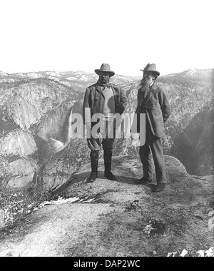 Naturschützer JOHN MUIR auf der rechten Seite mit US-Präsident Theodore Roosevelt am Glacier Point, Yosemite-Nationalpark, im Jahre 1906 Stockfoto